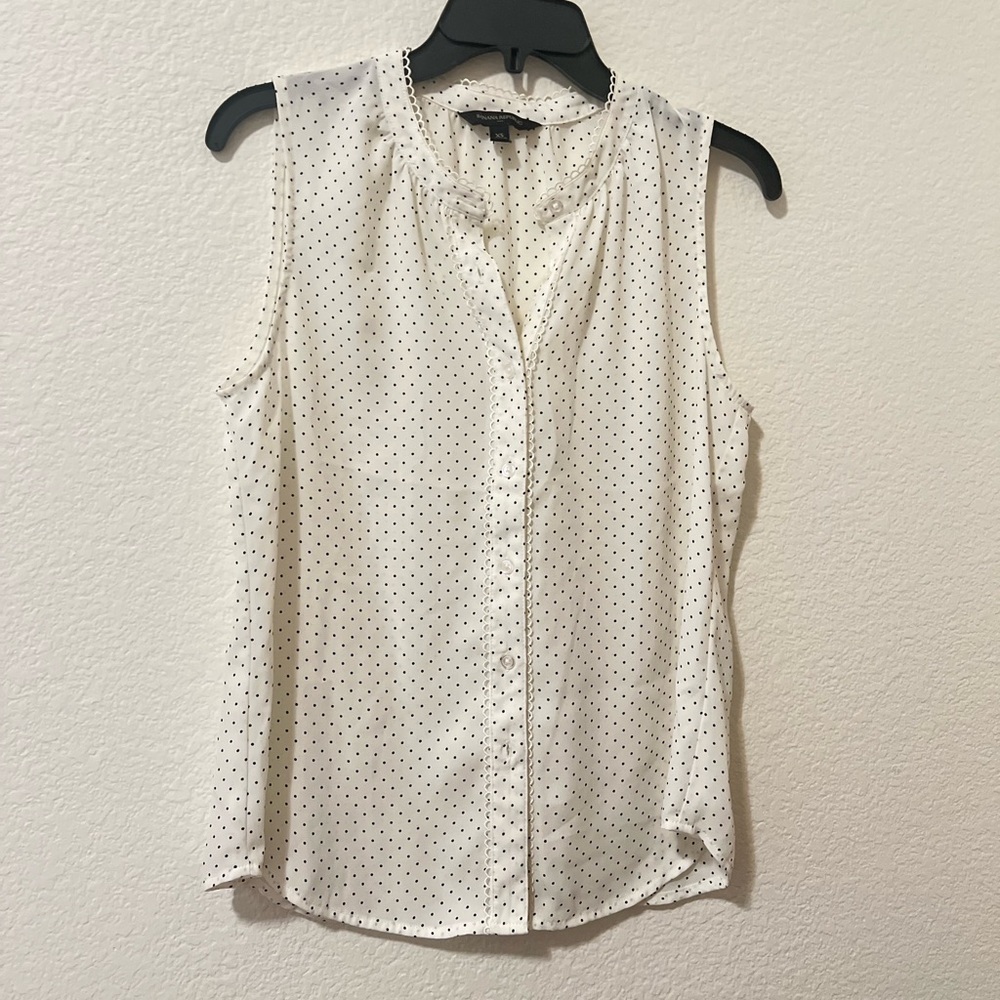 Banana Republic White Sleeveless Polka Dot Blouse (XS)
